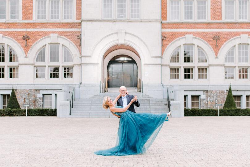 Koppel in avondkledij voor de monumentale ingang van Terhills Hotel