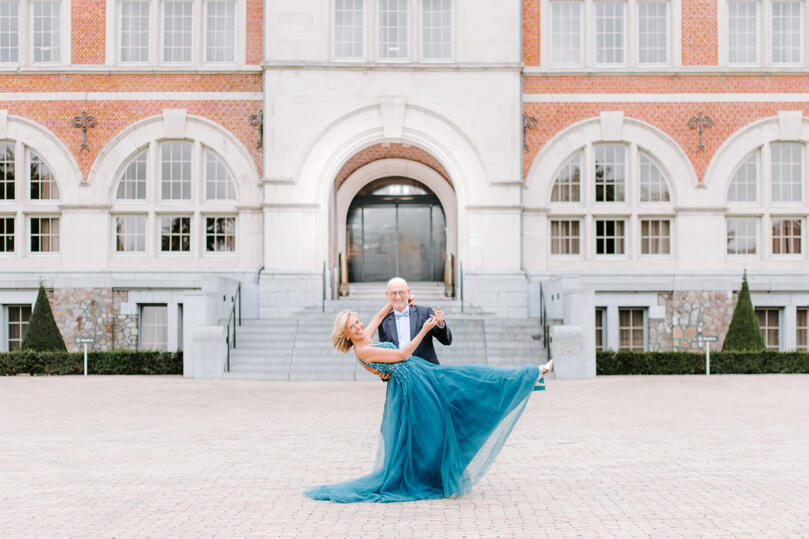 Koppel in avondkledij voor de monumentale ingang van Terhills Hotel